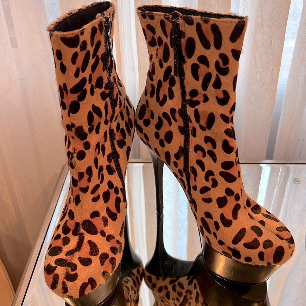 Leopard Print Pony Hair Platform Ankle Boots. Size 8